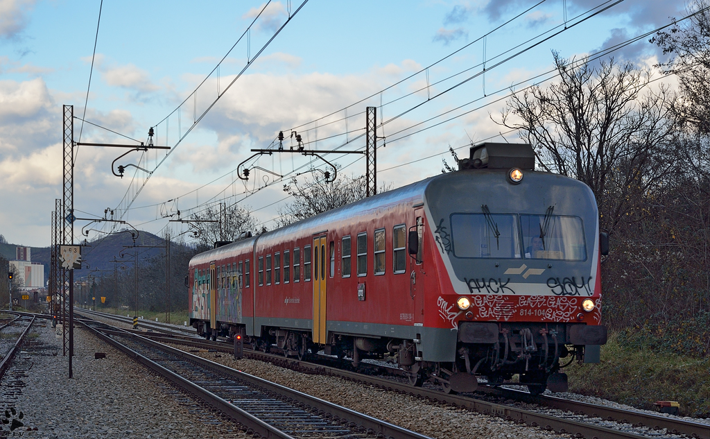 S 814-104 fhrt durch Maribor-Tabor Richtung Ormo. /3.12.2012