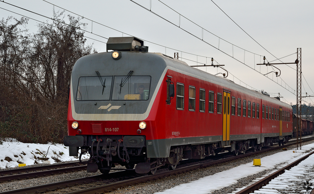 S 814-107 fhrt durch Maribor-Tabor Richtung Maribor Hauptbahnhof. /1.2.2013