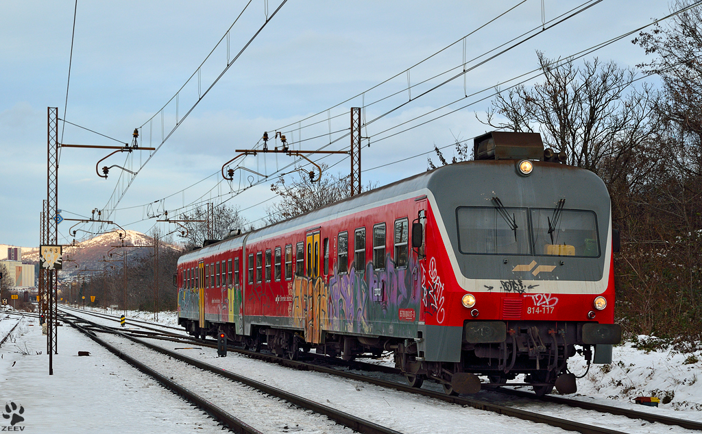 S 814-117 fhrt durch Maribor-Tabor Richtung Zidani Most. /14.12.2012