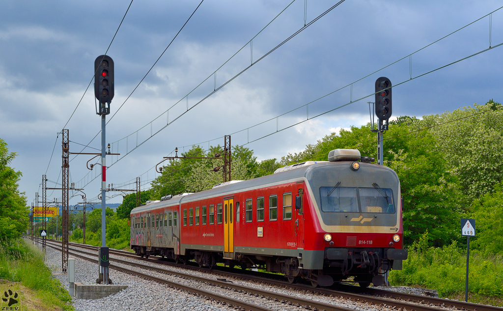 S 814-118 fhrt durch Maribor-Tabor Richtung Maribor Hauptbahnhof. /22.5.2013