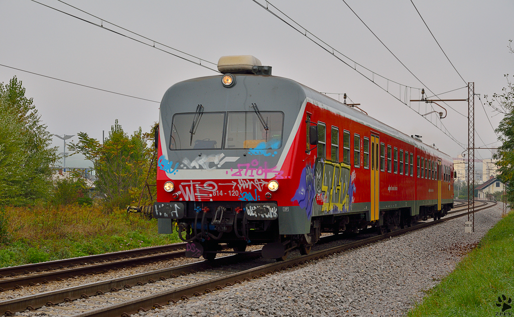 S 814-120 fhrt an einem nebeligen Vormittag durch Maribor-Tabor Richtung Pragersko. /3.10.2012
