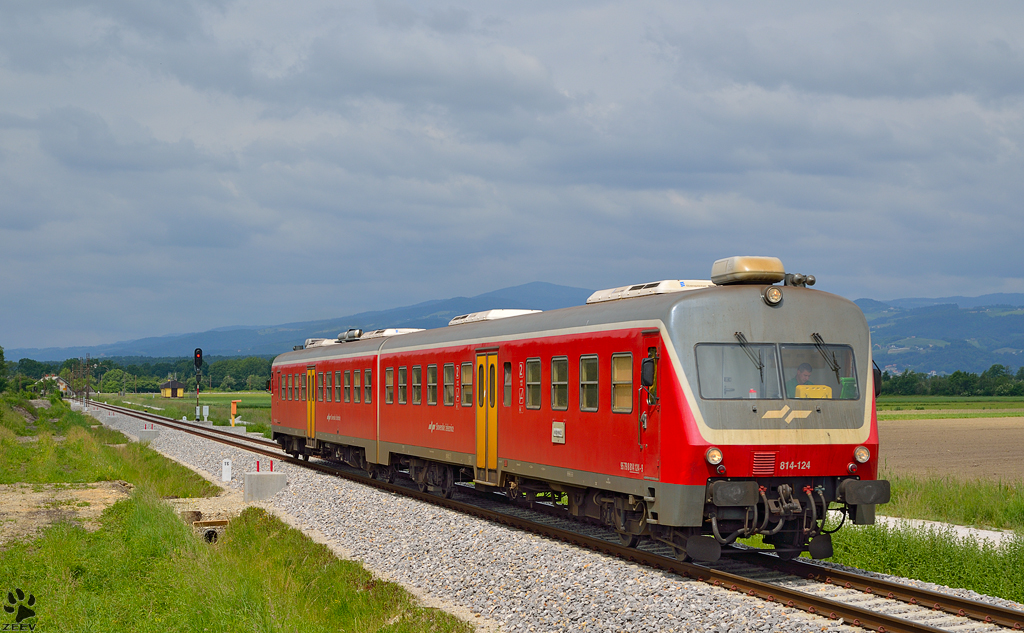 S 814-124 fhrt durch Gaj Richtung Ormo. /24.5.2013