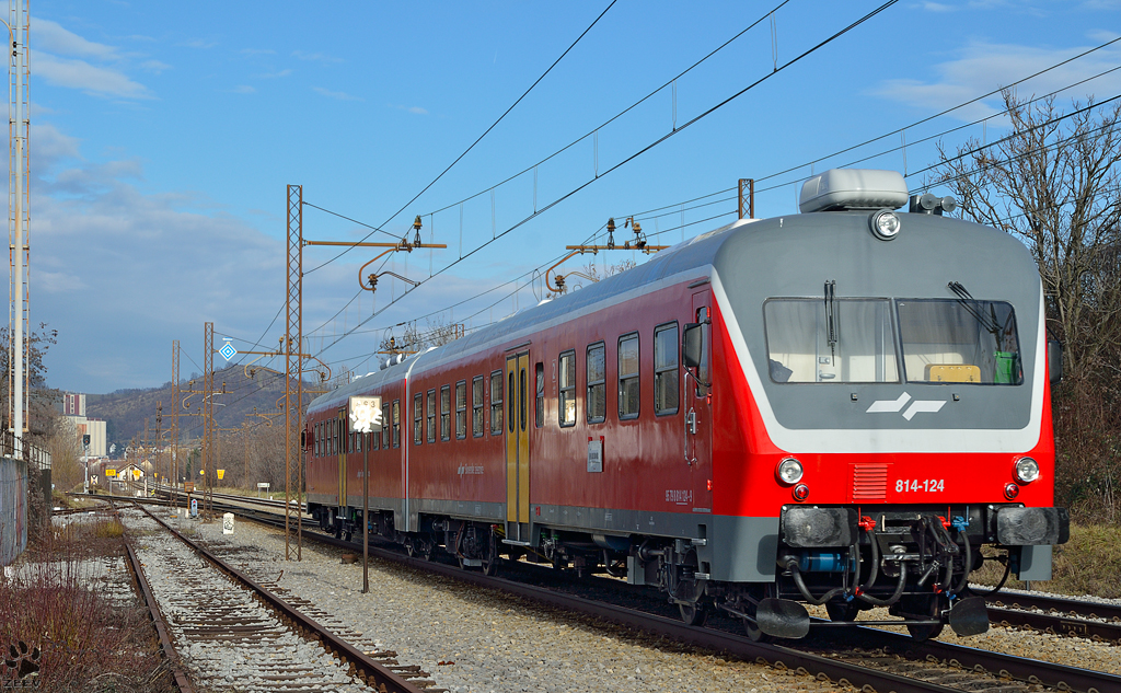 S 814-124 fhrt durch Maribor-Tabor Richtung Maribor Hauptbahnhof. /3.1.2013