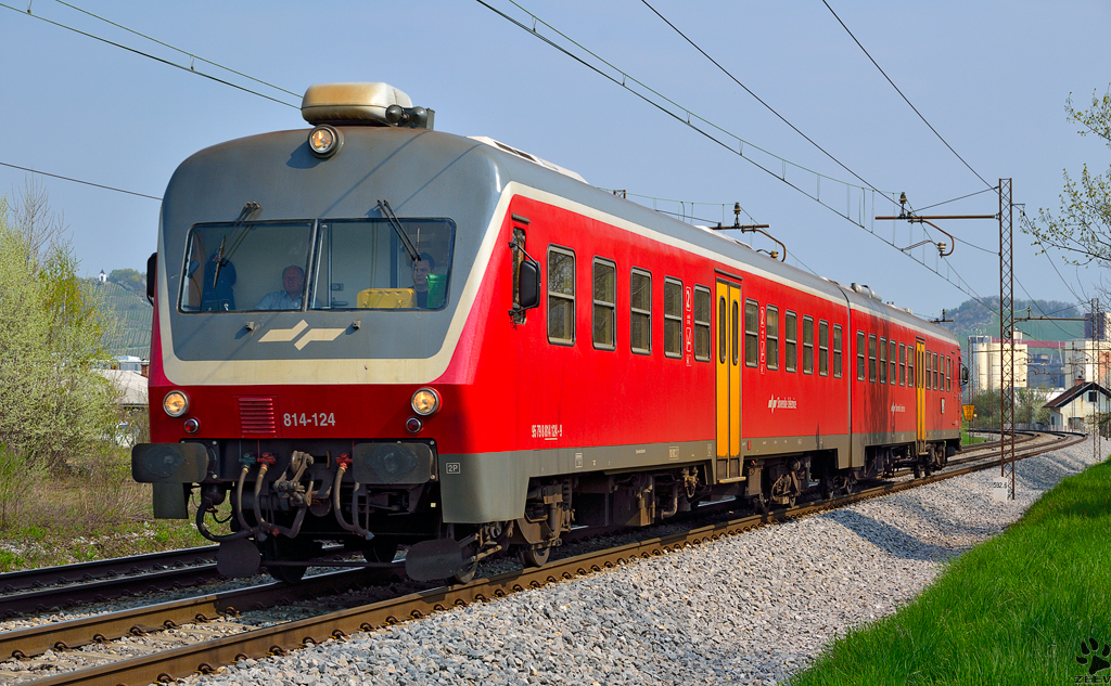 S 814-124 fhrt durch Maribor-Tabor Richtung Pragersko. /22.4.2013