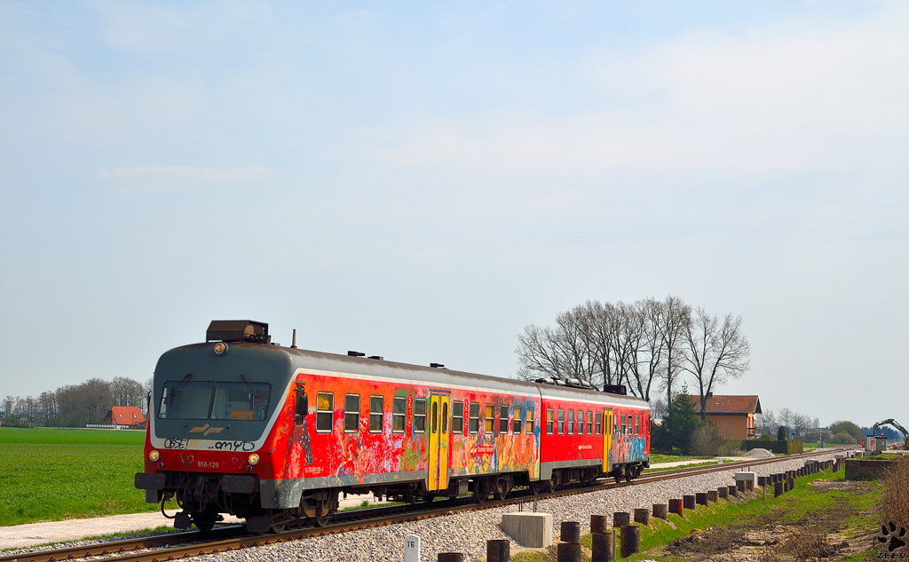 S 814-129 fhrt durch Gaj bei Pragersko Richtung Maribor. /17.4.2013
