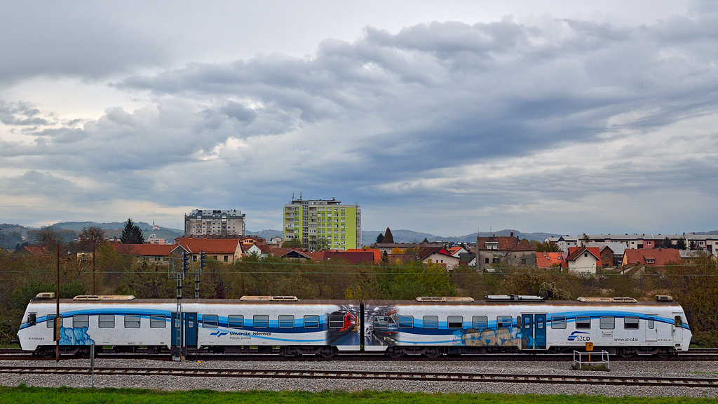 S 814-130 fhrt durch Maribor-Tabor Richtung Maribor Hauptbahnhof. /6.11.2012