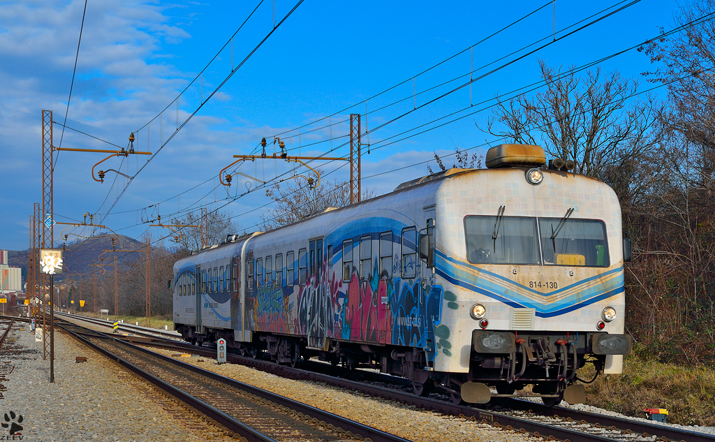 S 814-130 fhrt durch Maribor-Tabor Richtung Srediče. /3.1.2013