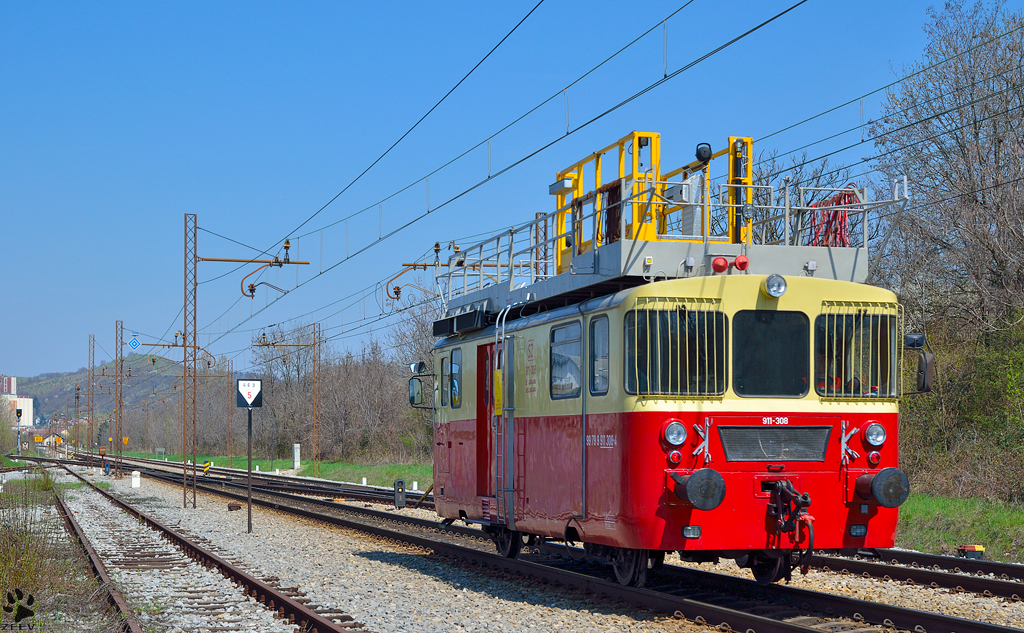 S 911-308 fhrt durch Maribor-Tabor Richtung Maribor Hauptbahnhof. /18.4.2013