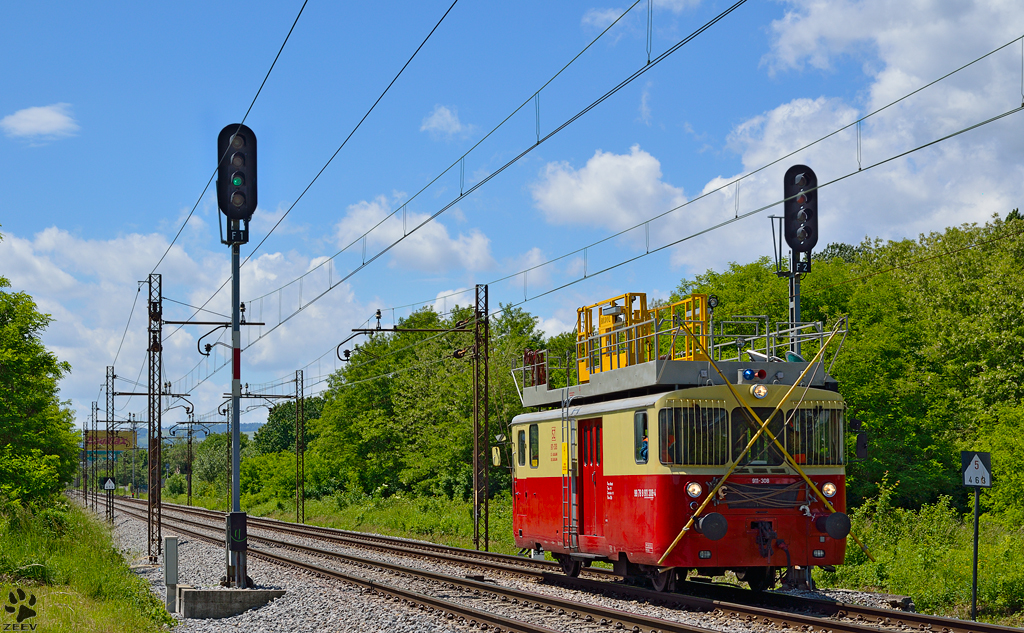 S 911-308 fhrt durch Maribor-Tabor Richtung Maribor Hauptbahnhof. /29.5.2013