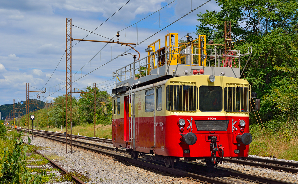 S 911-308 fhrt durch Maribor-Tabor Richtung Maribor Haupbahnhof. /31.7.2013