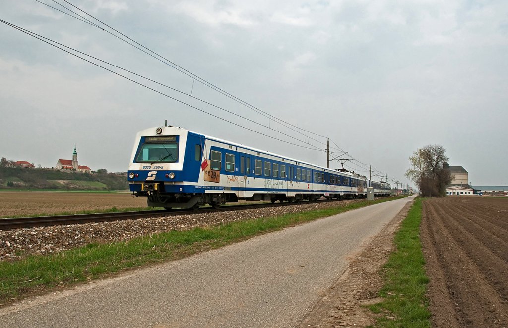 S Bahn 21632 von Wiener Neustadt Hbf. nach Absdorf-Hippersdorf, passiert am 09.04.2010 Hausleiten.