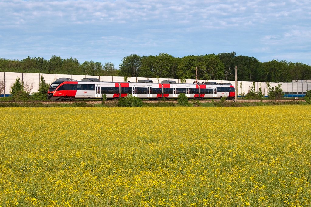 S Bahn 22312 ist von Wr. Neustadt nach Stockerau unterwegs. Leobendorf, am 06.05.2012.