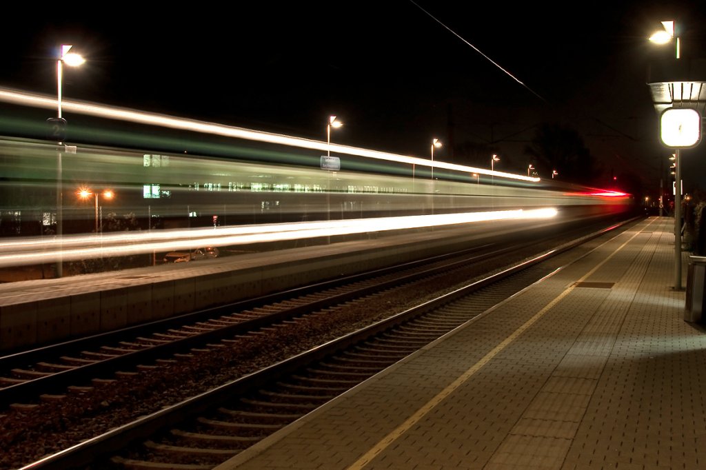 S- Bahn 22692 (Wr. Neustadt Hbf- Hollabrunn) bei der Einfahrt in der Haltestelle Leobendorf-Burg Kreuzenstein. Die Aufnahme entstand am Abend des 16.11.2012.