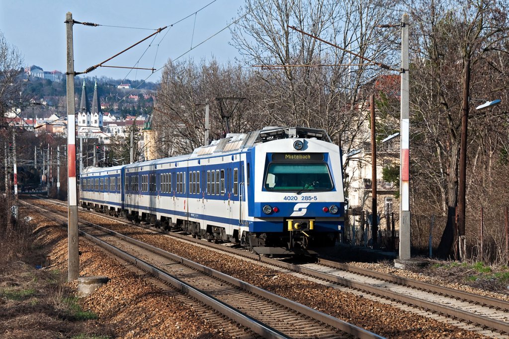 S Bahn 24642 (S2) ist von Unter Purkersdorf nach Mistelbach unterwegs. Das Foto entstand am 21.03.2011 vor Wien Speising.