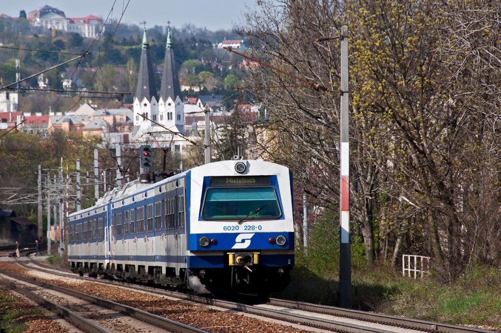 S-Bahn 24642 ist von Unter Purkersdorf nach Mistelbach unterwegs. Die Aufnahme entstand zwischen Wien Htteldorf und Wien Speising, am 11.04.2012.