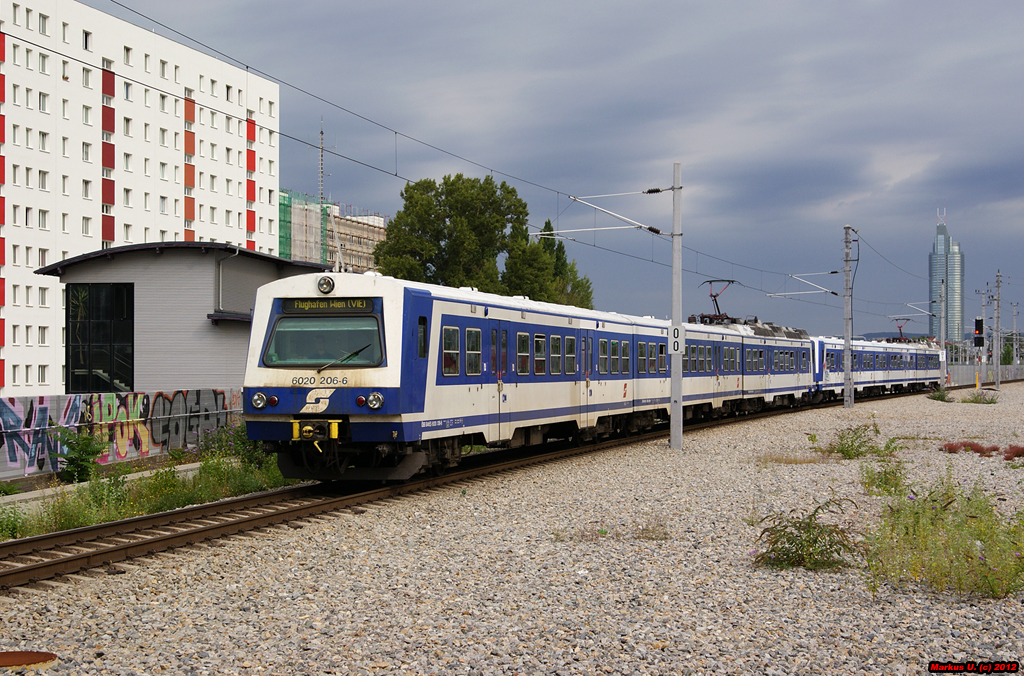 S-Bahn 27383 ist von Wien Floridsdorf nach Flughafen Wien unterwegs. Wien Praterstern, 25.08.2012