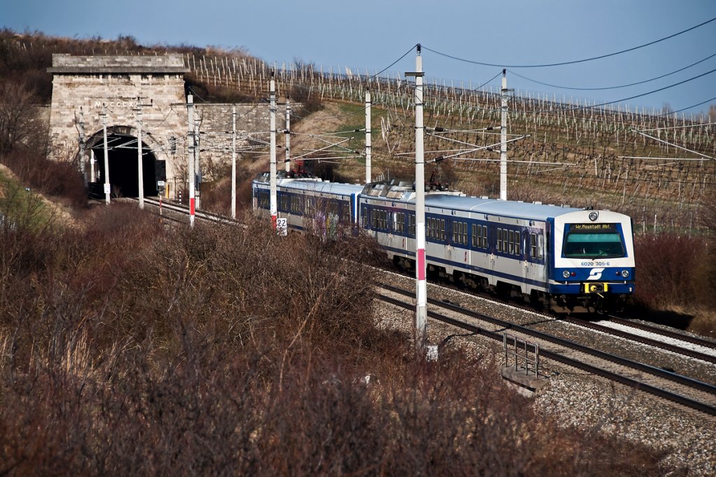 S-Bahn 29587 (S 9) ist von Wien Floridsdorf nach Wiener Neustadt Hbf. unterwegs. Die Aufnahme entstand am 22.03.2011 kurz vor Pfaffsttten.