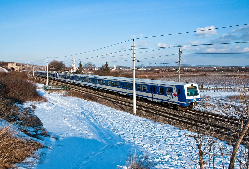 S-Bahn 29587, unterwegs nach Wiener Neustadt Hbf. Die Aufnahme entstand am 02.02.2010 zwischen Gumpoldskirchen und Pfaffsttten.