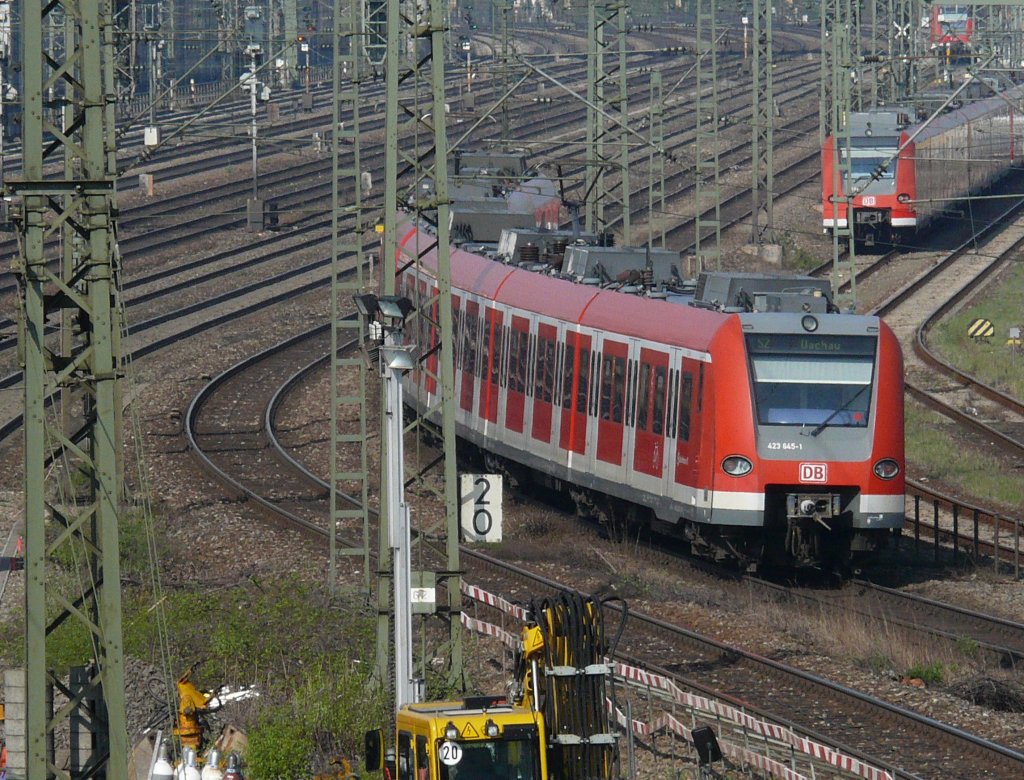 S-Bahn 423 645-1 bei der Ausfahrt Haltestelle M�nchen Donnersberger Br�cke am 09.April 2011.
