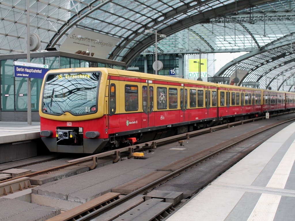 S-Bahn 481-482 auf der Linie S 5 nach Strausberg am 02.03.2012 in Berlin-Hauptbahnhof.