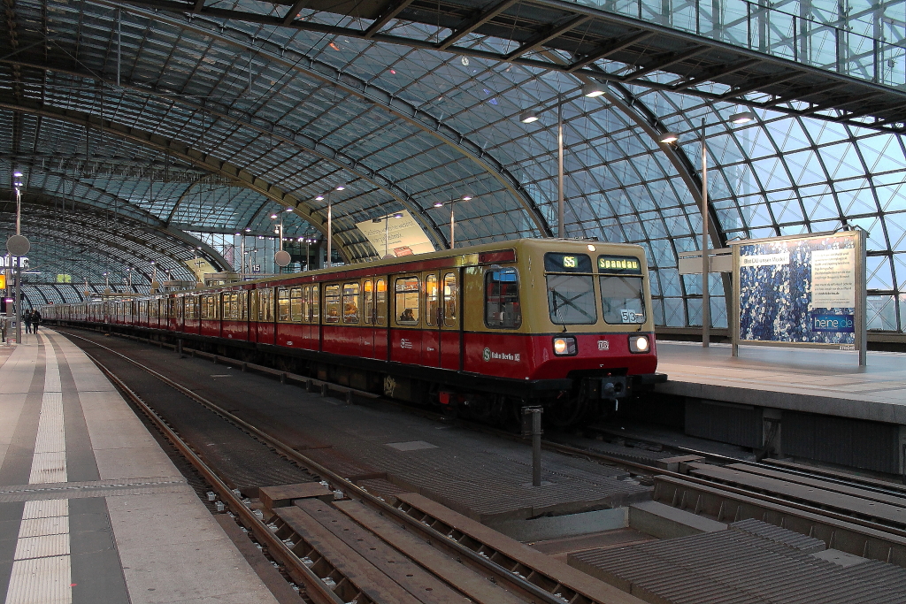 S-Bahn 485-885 auf der Linie S5 in Berlin Hbf am 27.10.2012. Aber irgendwie stimmt hier was nicht?
