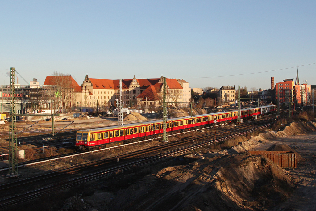S-Bahn am 28.12.2012 bei der Einfahrt in Berlin Ostkreuz.