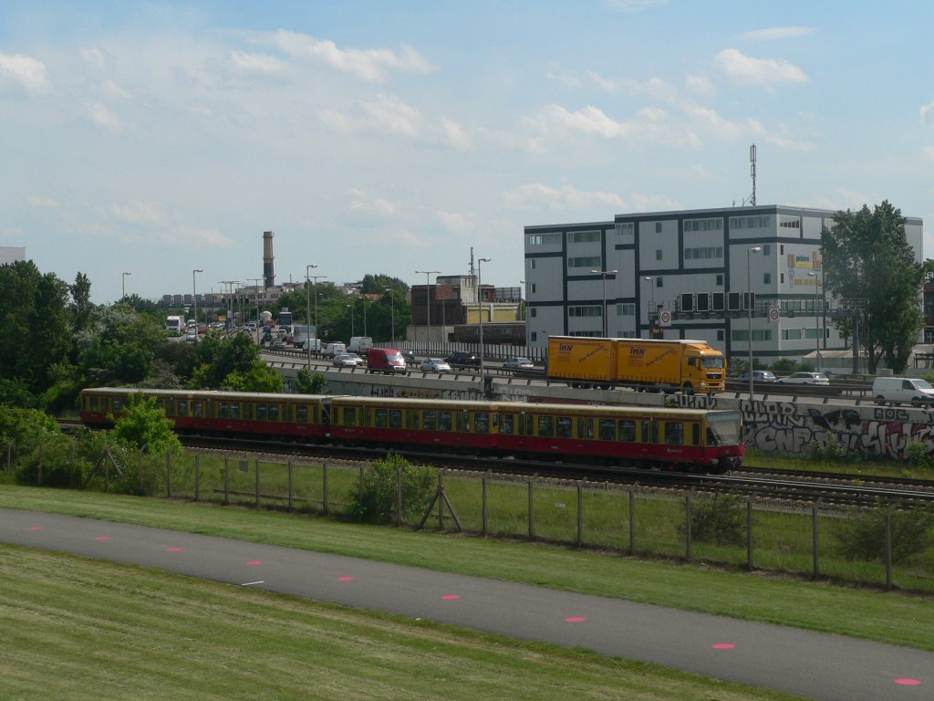 S-Bahn und Autobahn A100 vom ehemaligen Flughafen Berlin Tempelhof aus gesehen. 9.6.2010