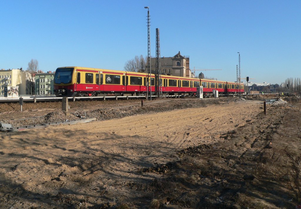 S-Bahn bei der Ausfahrt aus Treptower Park. Neben der S-Bahn werden Fernbahngleise vorbereitet, eines Tages wird die nchste Station Ostkreuz sowohl in Ost-West- als auch in Nord-Sd-Richtung Regionalbahnsteige erhalten. 7.3.2011