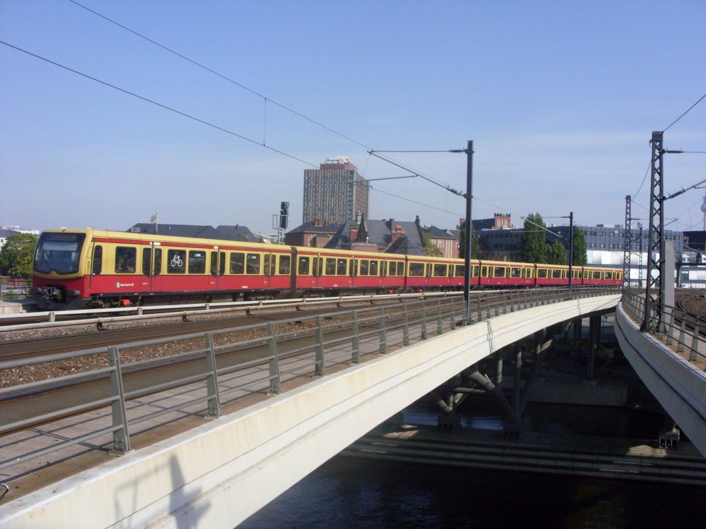 S-Bahn Berlin bei der Einfahrt in den Hauptbahnhof.