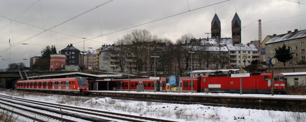 S-Bahn Betrieb in Wuppertal Steinbeck. S9 mit Br 422 trifft auf S8 mit Br 143 und x-Wagen. 28.01.2010