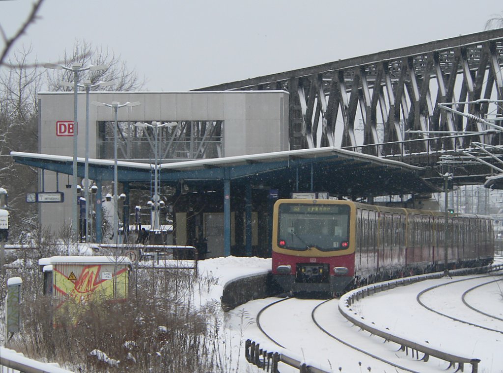 S-Bahn im Betriebsbahnhof Rummelsburg. Auch gut zu sehen der sogenannte  Peoplemover , ein Fahrstuhl, der sowohl Hhen als auch Gleise berwindet. 31.12.2009