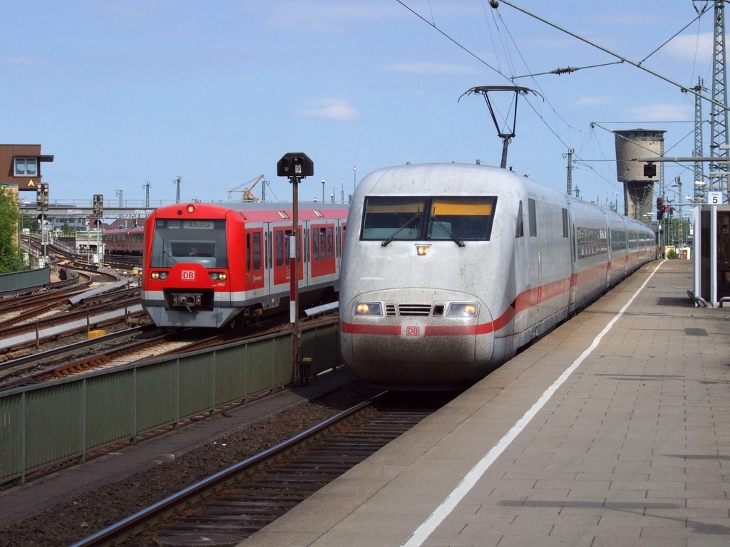 S-Bahn-BR 474 als S 31 nach Altona und 401 009 als ICE 670 aus Karlsruhe bei der Ankunft auf Gleis 5 in Hamburg-Altona. [28.05.12]