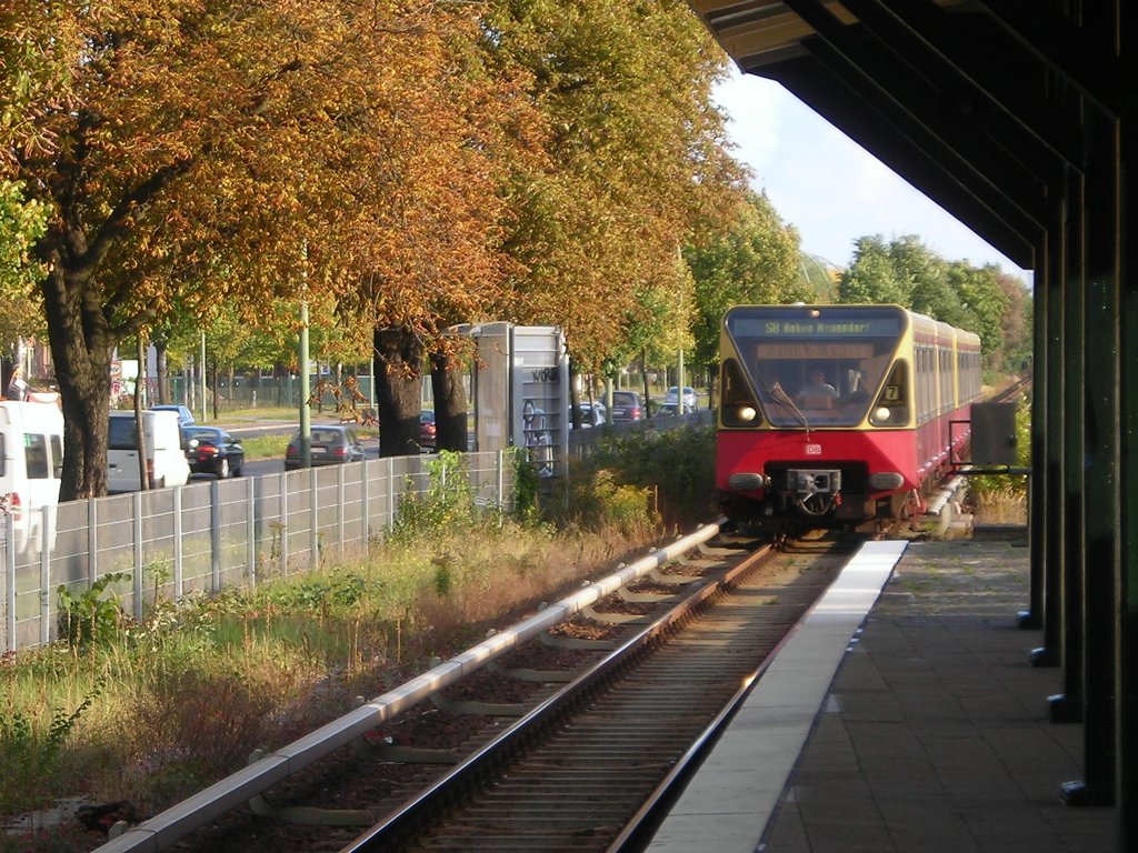 S-Bahn der BR 480 fhrt ein in den Betriebsbahnhof Berlin-Schneweide, 04.10.2008