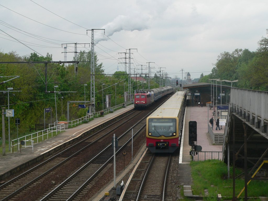 S-Bahn (BR 481) nach Erkner und BR 115 nach Kiew am 7.5.2010 in Berlin Karlshorst. Am abend dieses Tages wurde der S-Bahn-Verkehr zwischen Karlshorst und Ostkreuz fr einen Monat unterbrochen, Grund sind Baumanahmen an den Gleisen.