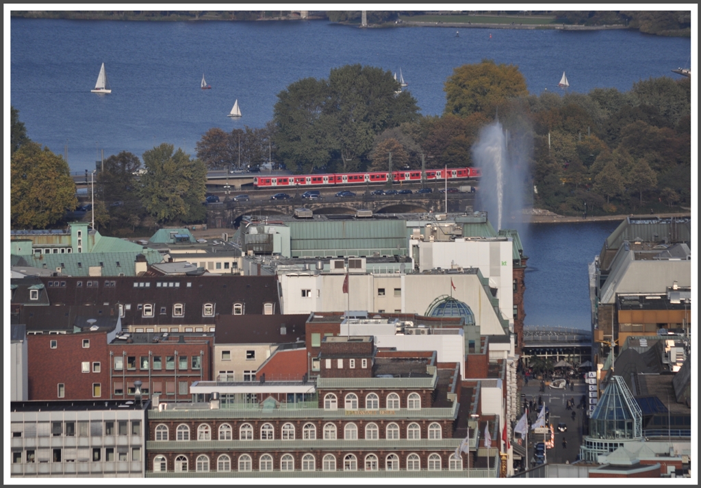 S-Bahn BR472 �berquert die Br�cke zwischen Binnen- und Aussenalster. Fotografiert vom Kirchturm des Michel. (22.10.2011)