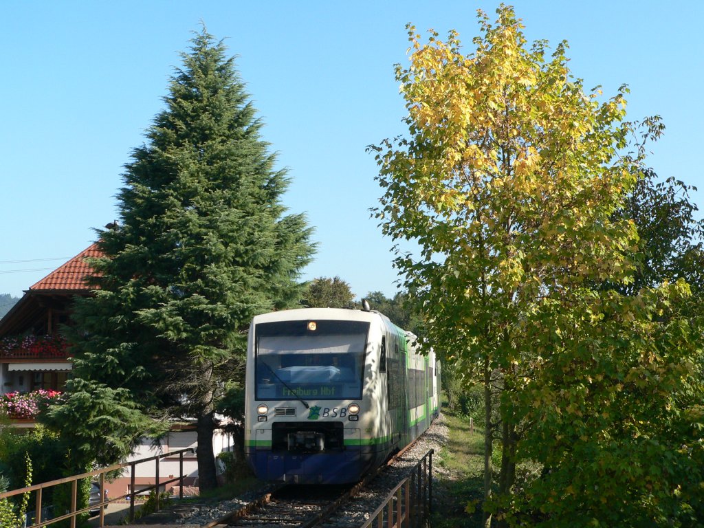 S-Bahn der BSB nach Freiburg am 1.10.2011 bei der Einfahrt in Bleibach.