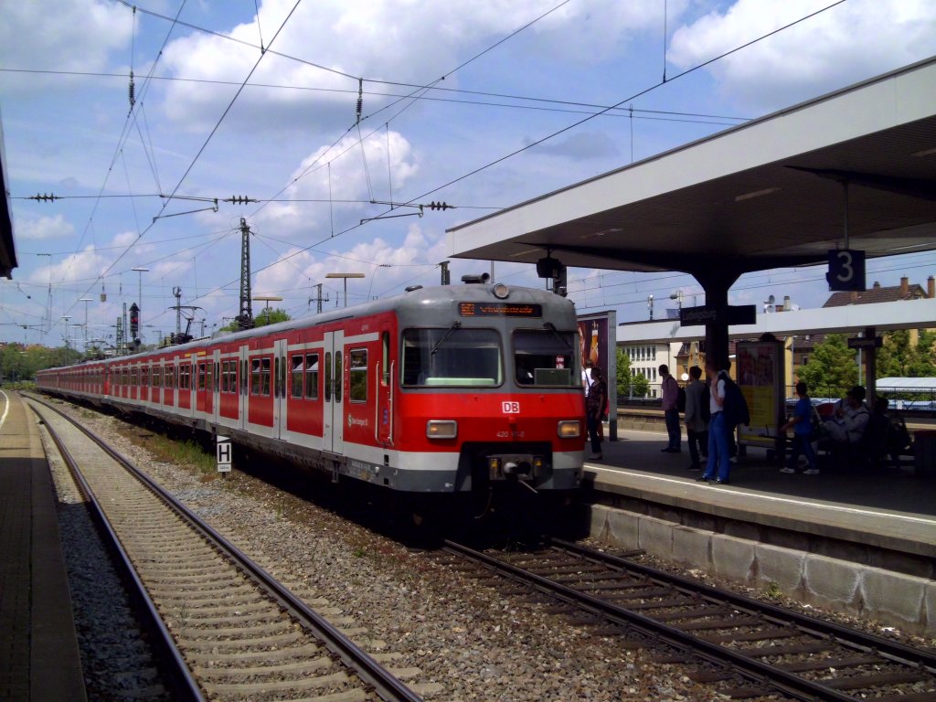 S-Bahn des VVS am 07.06.2013 bei der Einfahrt in den Bahnhof Leonberg.