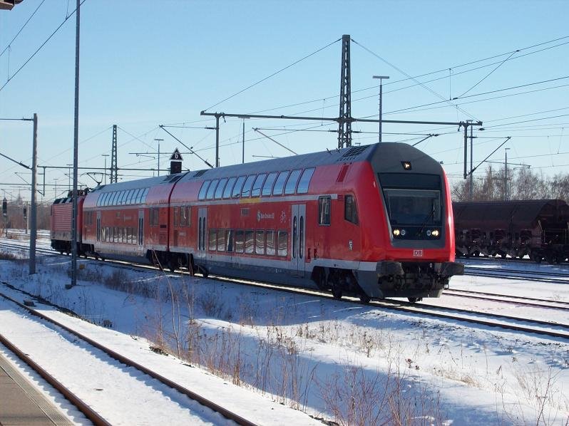 S-Bahn Dresden in Freiberg(Sachs), am 13.1.2010, es schiebt 143 908