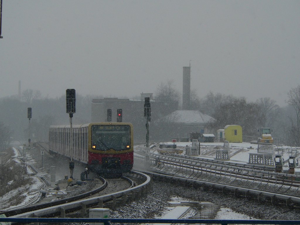 S-Bahn und Flugschnee, in diesem Jahr gab es zumindest durch diese Kombination noch keine Ausflle. Die Motoren und Fahrzeuge werden wieder besser gewartet. Problematisch sind aktuell die Krankenstnde bei den Fahrern, die fr Ausflle sorgen. Auch hier hat man in der Vergangenheit zu sehr auf Kante genht, bildet aber inzwischen wieder aus - es kann also nur besser werden. 5.2.2012, Ostkreuz - Ringbahn Richtung Landsberger Allee