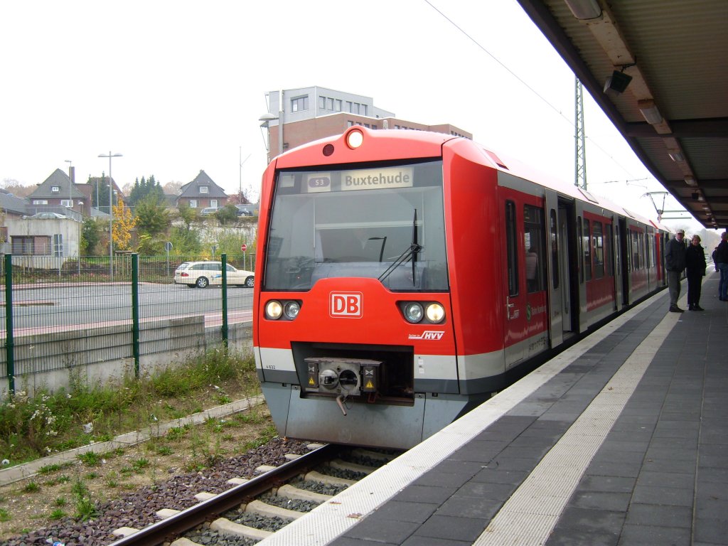 S-Bahn Hamburg, Baureihe 474 im Bahnhof von Buxtehude. Aufgenommen am 08.11.09.