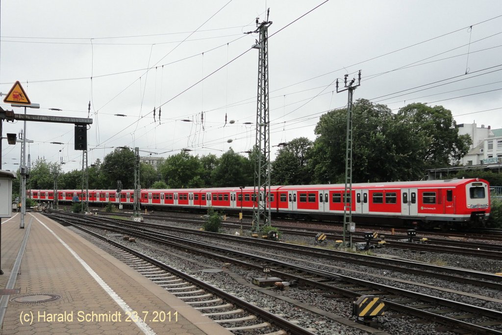 S-Bahn Hamburg, Triebzug BR 472 am 23.7.2011, von Dammtor kommend einfahrend Hamburg-Hauptbahnhof.