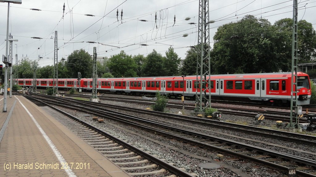 S-Bahn Hamburg, Triebzug BR 474 am 23.7.2011, von Dammtor kommend einfahrend Hamburg-Hauptbahnhof.

