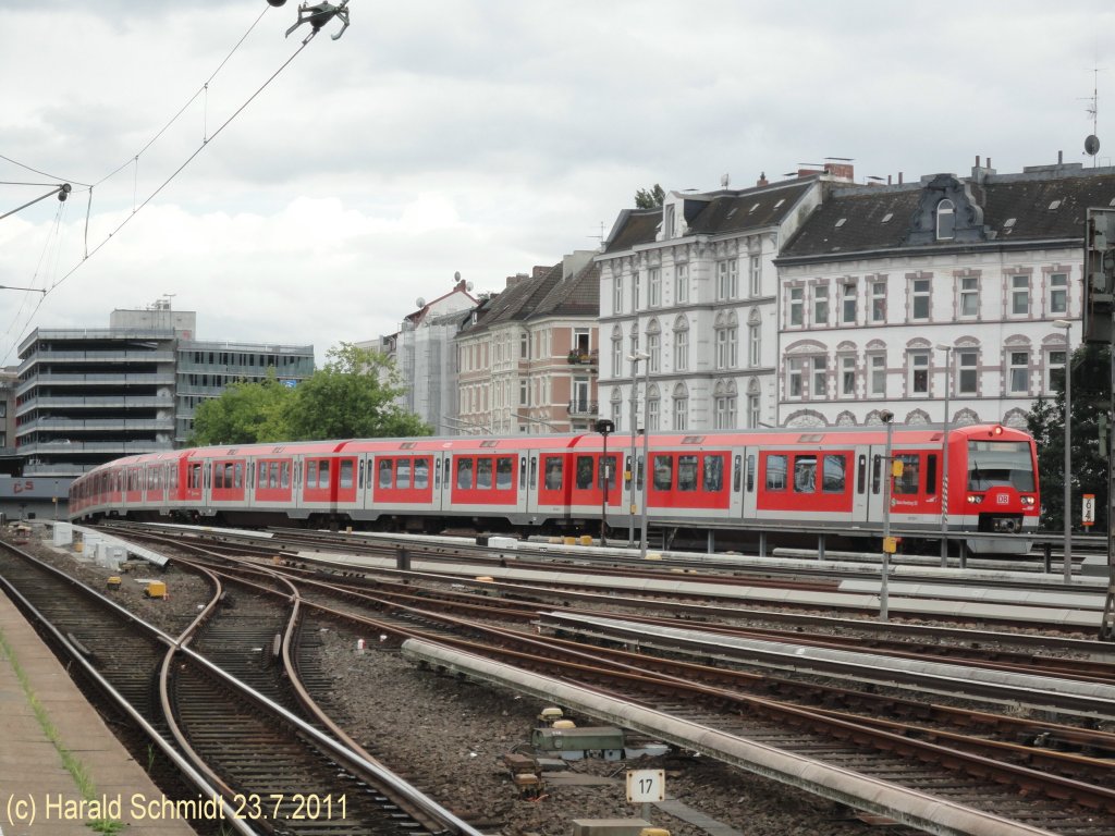 S-Bahn Hamburg, Triebzug BR 474 am 23.7.2011 bei der Ausfahrt aus dem Bahnhof Hamburg-Altona auf ein Abstellgleis