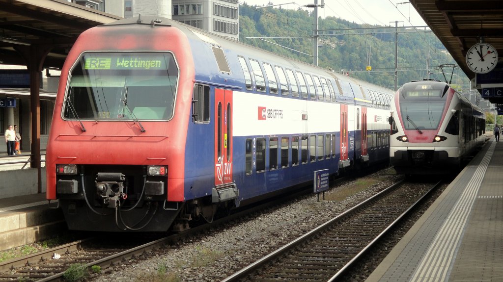 S-Bahn Kompositionen im RE-Dienst: In Brugg AG kreuzen sich am 01.09.11 ausserhalb der Stosszeiten die beiden Olten-Wettingen Umlauf-Kompositionen. Neben einem DPZ kam ein 521-er Flirt zum Einsatz. Am Samstag darauf war um 10:00 Uhr ein 420-er/540-er Sandwich unterwegs.