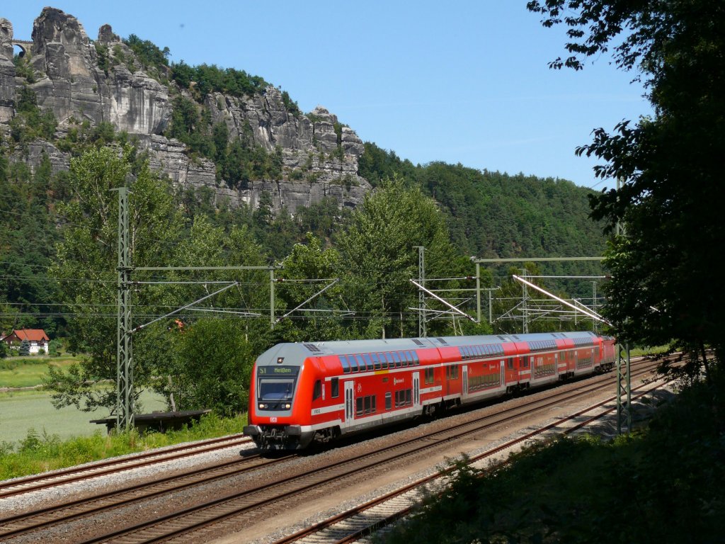 S-Bahn Line S1 nach Meien zwischen Kurort Rathen und Wehlen vor dem Felsmassiv der Bastei; 17.06.2011
