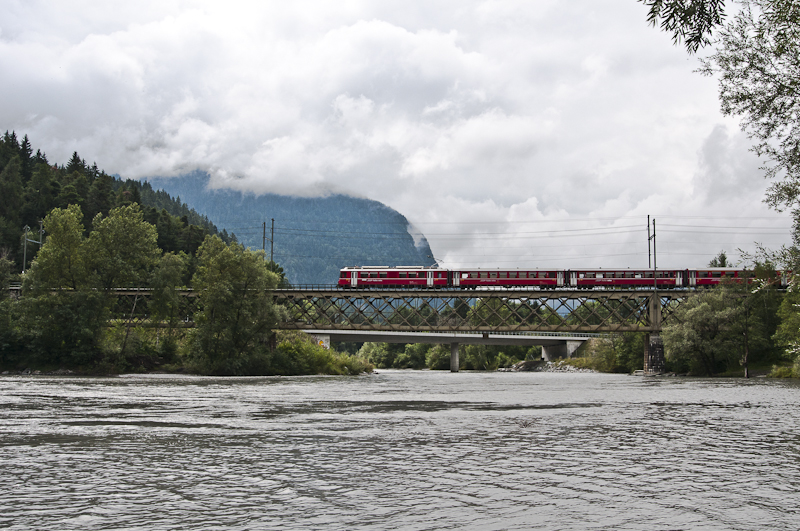 S-Bahn nach Chur am 13. August 2010 auf der Rheinbrcke bei Reichenau-Tamins.