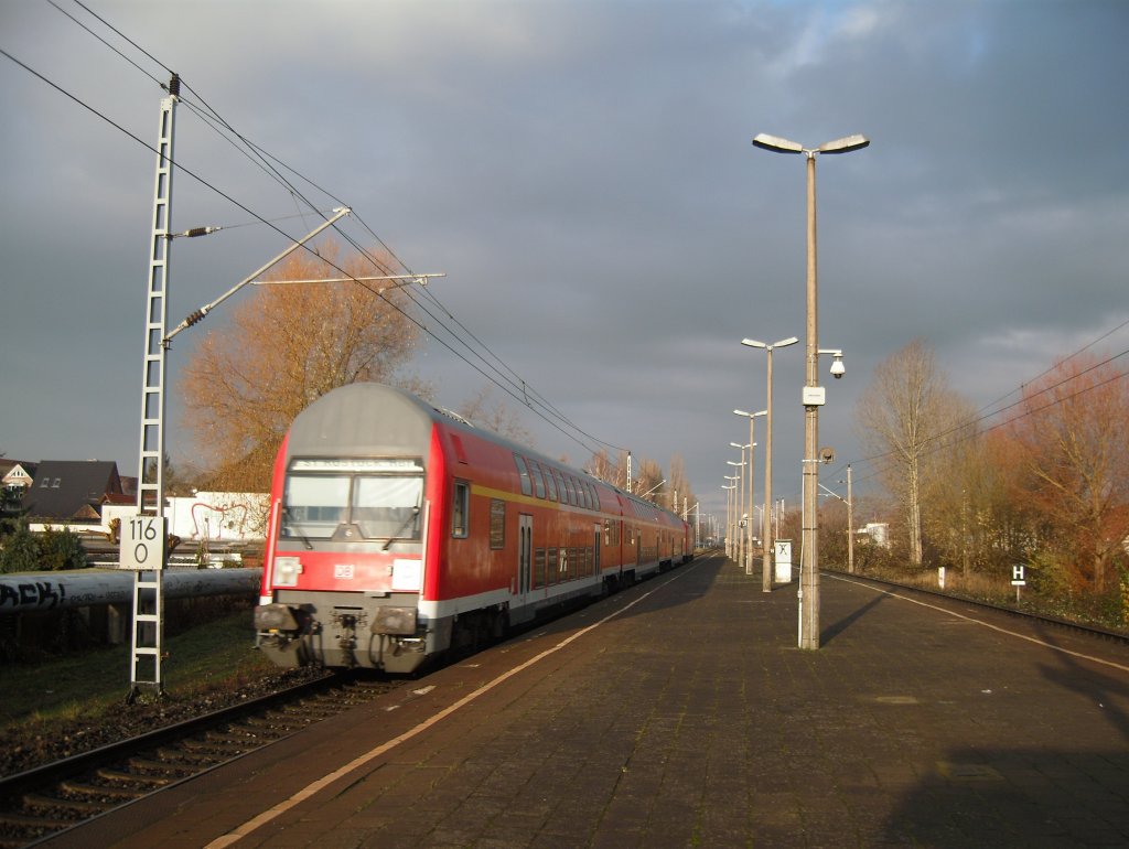 S-Bahn S1 am Hp Rostock-Holbeinplatz auf dem Weg nach Rostock Hbf.
13.12.2009