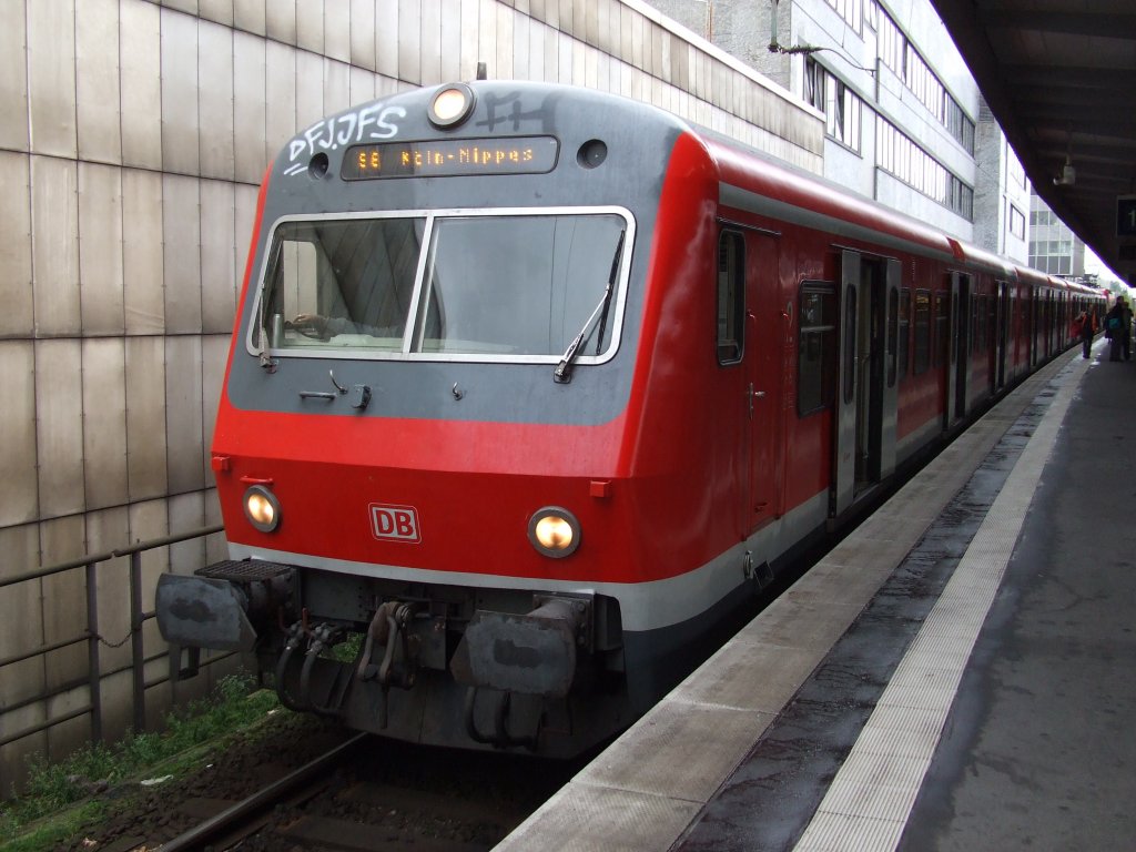 S-Bahn-Steuerwagen Bxf 796, 50 80 27-33 155-4 wartet als S6 auf die Rckfahrt nach Kln-Nippes. Als Schublok diente 143 583-3. Aufgenommen am 15.10.2010 in Essen.