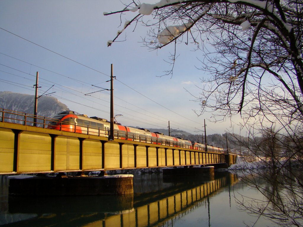 S-Bahn Tirol auf Inn-Brcke bei Langkampfen. 17.12,2010