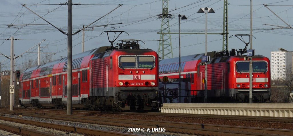 S-Bahn-Treff im Dresdner Osten - Am Hp. DD-Zschachwitz zieht RegioDB BR143 eine Dosto-Garnitur (links) auf Linie S2 nach Heidenau/Sachs  whrend ein analoges  Paket  (rechts) auf Linie S1 nach Meien-Triebischtal geschoben wird (07.12.2009). 
